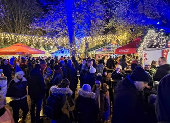 FOTO/VIDEO Blagdanska čarolija čeka vas u Parku Plemenite općine turopoljske! Advent je počeo