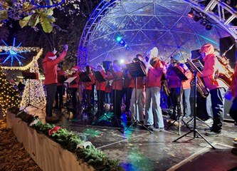 FOTO/VIDEO Blagdanska čarolija čeka vas u Parku Plemenite općine turopoljske! Advent je počeo