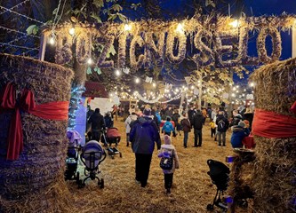 FOTO/VIDEO Blagdanska čarolija čeka vas u Parku Plemenite općine turopoljske! Advent je počeo