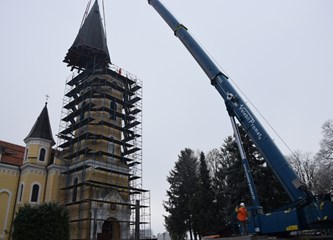 FOTO: Zvona i kapa zvonika ponovno vraćeni "turopoljskoj katedrali"