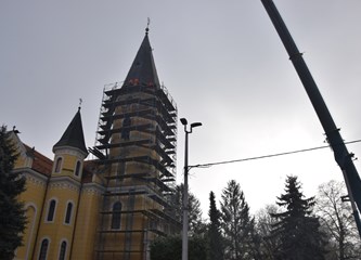 FOTO: Zvona i kapa zvonika ponovno vraćeni "turopoljskoj katedrali"