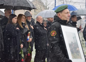 Miješaju se bol i ponos: Na otkrivanju ploče "Parka Jadranka Cumbaja" obitelj, suborci i ministar branitelja