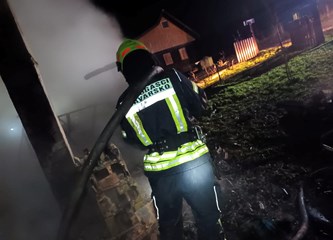 Strašan požar u Pokupskom: Vikendica izgorjela, vatrogasac zadobio opekline