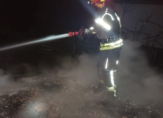 Strašan požar u Pokupskom: Vikendica izgorjela, vatrogasac zadobio opekline