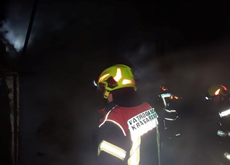 Strašan požar u Pokupskom: Vikendica izgorjela, vatrogasac zadobio opekline