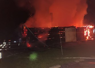 Strašan požar u Pokupskom: Vikendica izgorjela, vatrogasac zadobio opekline