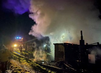 Strašan požar u Pokupskom: Vikendica izgorjela, vatrogasac zadobio opekline