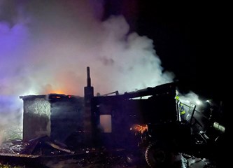 Strašan požar u Pokupskom: Vikendica izgorjela, vatrogasac zadobio opekline