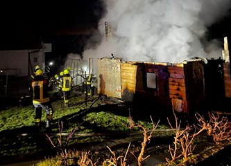 Strašan požar u Pokupskom: Vikendica izgorjela, vatrogasac zadobio opekline