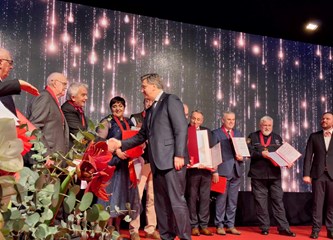 FOTO: Javna priznanja Grada u rukama ovogodišnjih laureata