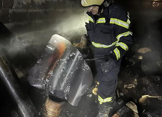 Požar u Bukevju: U garaži se zapalio Passat, eksplodirala i boca plina!