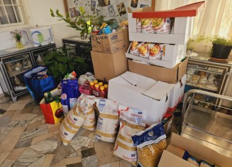 Prikupili preko tonu i pol hrane i potrepština: Učenici Kumičića umjesto priredbe odabrali humanitarku za Kuću svetog Josipa
