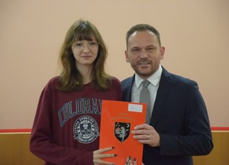 Gradske stipendije u rukama učenika i studenata