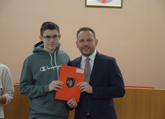 Gradske stipendije u rukama učenika i studenata