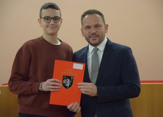 Gradske stipendije u rukama učenika i studenata