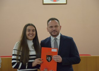 Gradske stipendije u rukama učenika i studenata