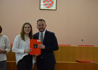 Gradske stipendije u rukama učenika i studenata