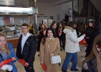 Gradske stipendije u rukama učenika i studenata