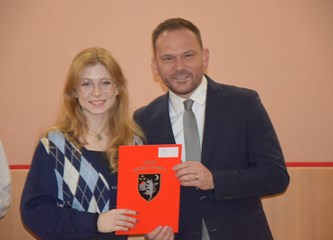 Gradske stipendije u rukama učenika i studenata