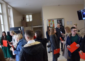 Gradske stipendije u rukama učenika i studenata