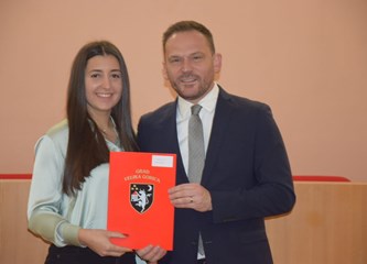 Gradske stipendije u rukama učenika i studenata