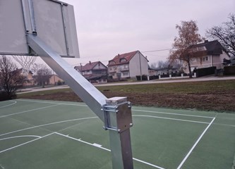 FOTO: Rekonstrukcija košarkaškog igrališta na Plesu u samoj završnici