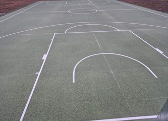 FOTO: Rekonstrukcija košarkaškog igrališta na Plesu u samoj završnici