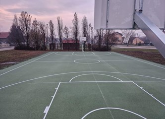 FOTO: Rekonstrukcija košarkaškog igrališta na Plesu u samoj završnici