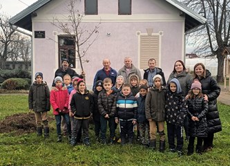 Vrijedne ručice mraclinskih školaraca zasadile 14 stabala u dvorištu svoje stoljetne škole