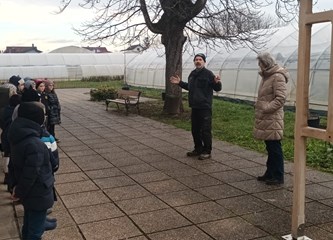 Vrijedne ručice mraclinskih školaraca zasadile 14 stabala u dvorištu svoje stoljetne škole