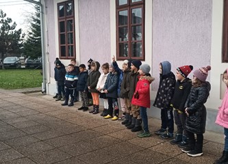 Vrijedne ručice mraclinskih školaraca zasadile 14 stabala u dvorištu svoje stoljetne škole