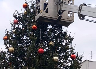 FOTO: Krenulo uklanjanje božićne dekoracije grada