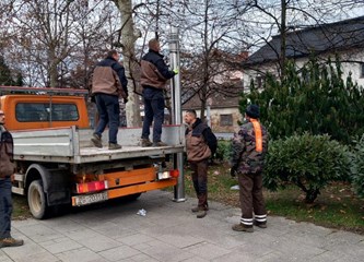 FOTO: Krenulo uklanjanje božićne dekoracije grada
