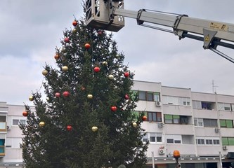FOTO: Krenulo uklanjanje božićne dekoracije grada