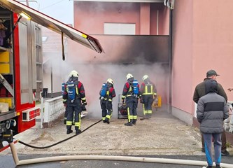 Požar kuće u Donjoj Lomnici gasilo 15 vatrogasaca, ozlijeđena jedna osoba