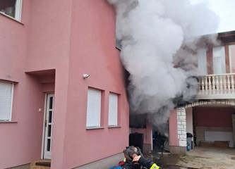Požar kuće u Donjoj Lomnici gasilo 15 vatrogasaca, ozlijeđena jedna osoba