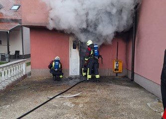 Požar kuće u Donjoj Lomnici gasilo 15 vatrogasaca, ozlijeđena jedna osoba
