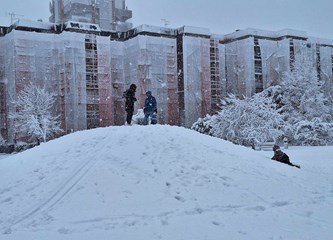 FOTO: Snježna idila u gradu, na Tuđmancu osvanuo prvi snjegović