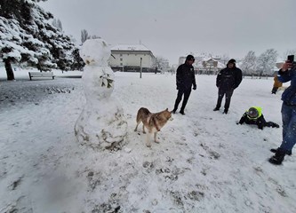 FOTO: Snježna idila u gradu, na Tuđmancu osvanuo prvi snjegović