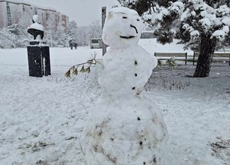 FOTO: Snježna idila u gradu, na Tuđmancu osvanuo prvi snjegović