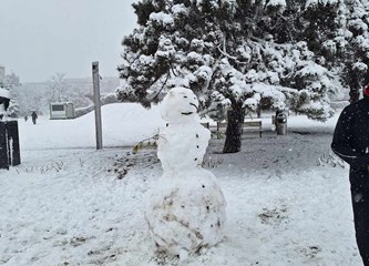 FOTO: Snježna idila u gradu, na Tuđmancu osvanuo prvi snjegović