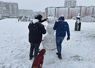 FOTO: Snježna idila u gradu, na Tuđmancu osvanuo prvi snjegović