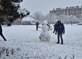 FOTO: Snježna idila u gradu, na Tuđmancu osvanuo prvi snjegović