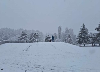 FOTO: Snježna idila u gradu, na Tuđmancu osvanuo prvi snjegović