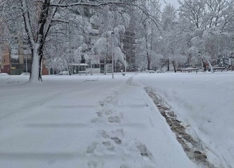 FOTO: Snježna idila u gradu, na Tuđmancu osvanuo prvi snjegović
