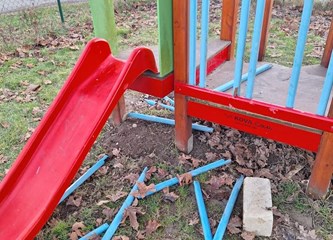 Na meti besposleni vandala u Obrezini našle su se sprave na dječjem igralištu