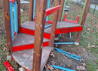 Na meti besposleni vandala u Obrezini našle su se sprave na dječjem igralištu