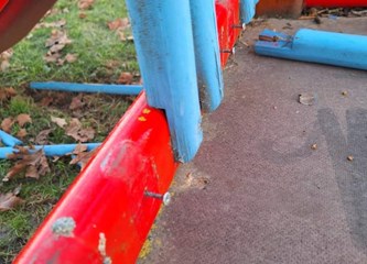 Na meti besposleni vandala u Obrezini našle su se sprave na dječjem igralištu