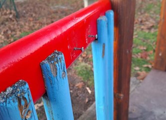 Na meti besposleni vandala u Obrezini našle su se sprave na dječjem igralištu