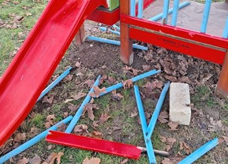 Na meti besposleni vandala u Obrezini našle su se sprave na dječjem igralištu